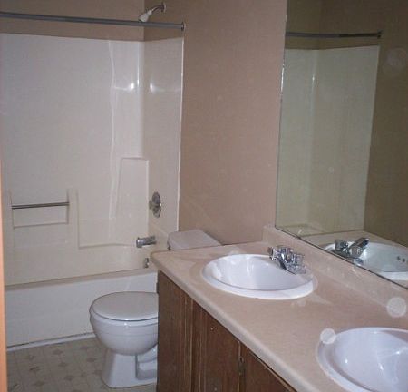 4th image of 220 Hallam Ave S #2