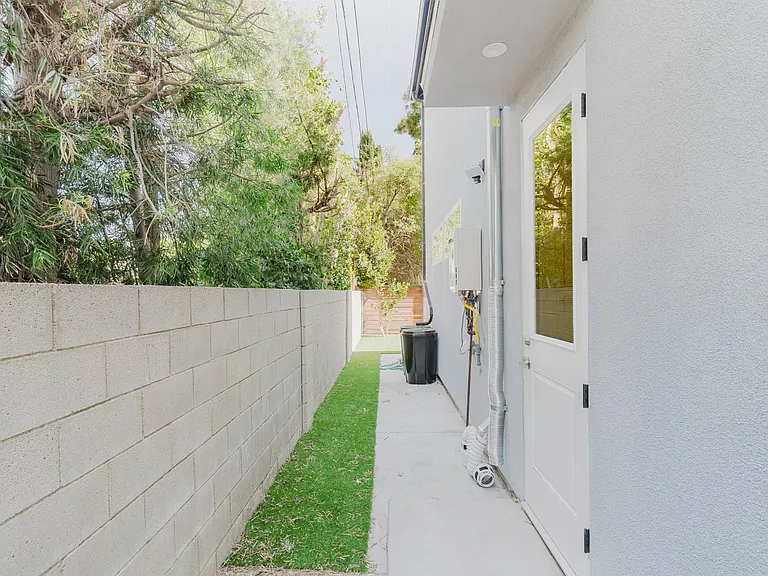 8107 Lemona Ave — Photo 23