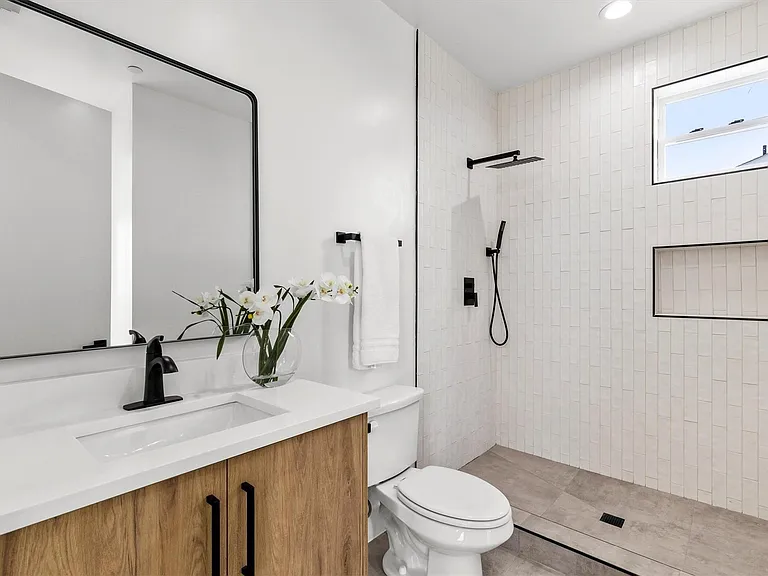 815 E 5th St #209 — Photo 19