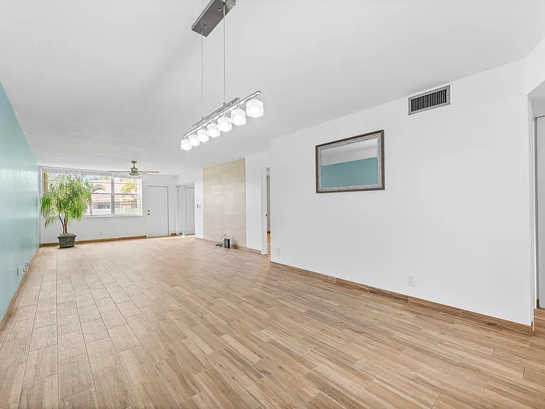 2865 SW 22nd Ave #105 — Photo 4