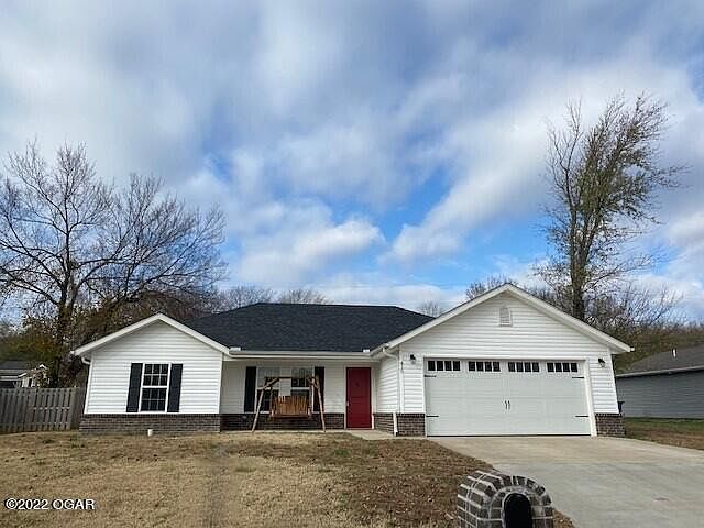 1st image of 415 W Amber Dr
