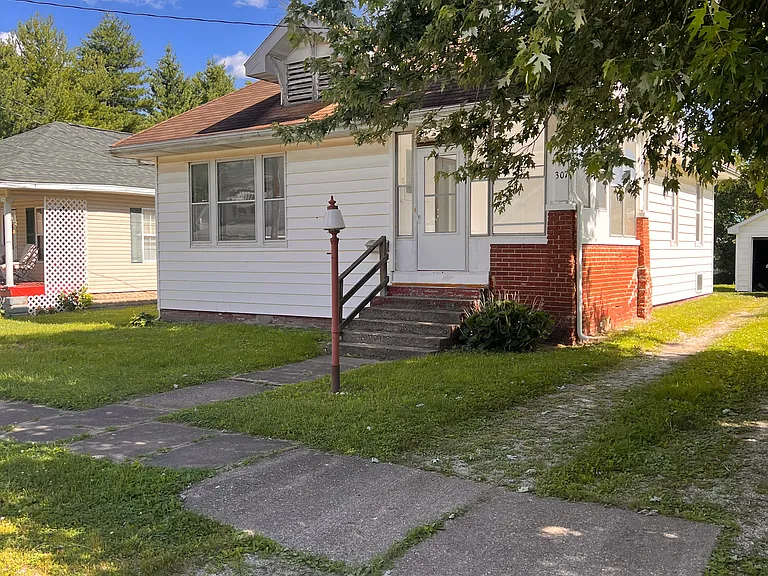 307 E Elm St — Photo 1