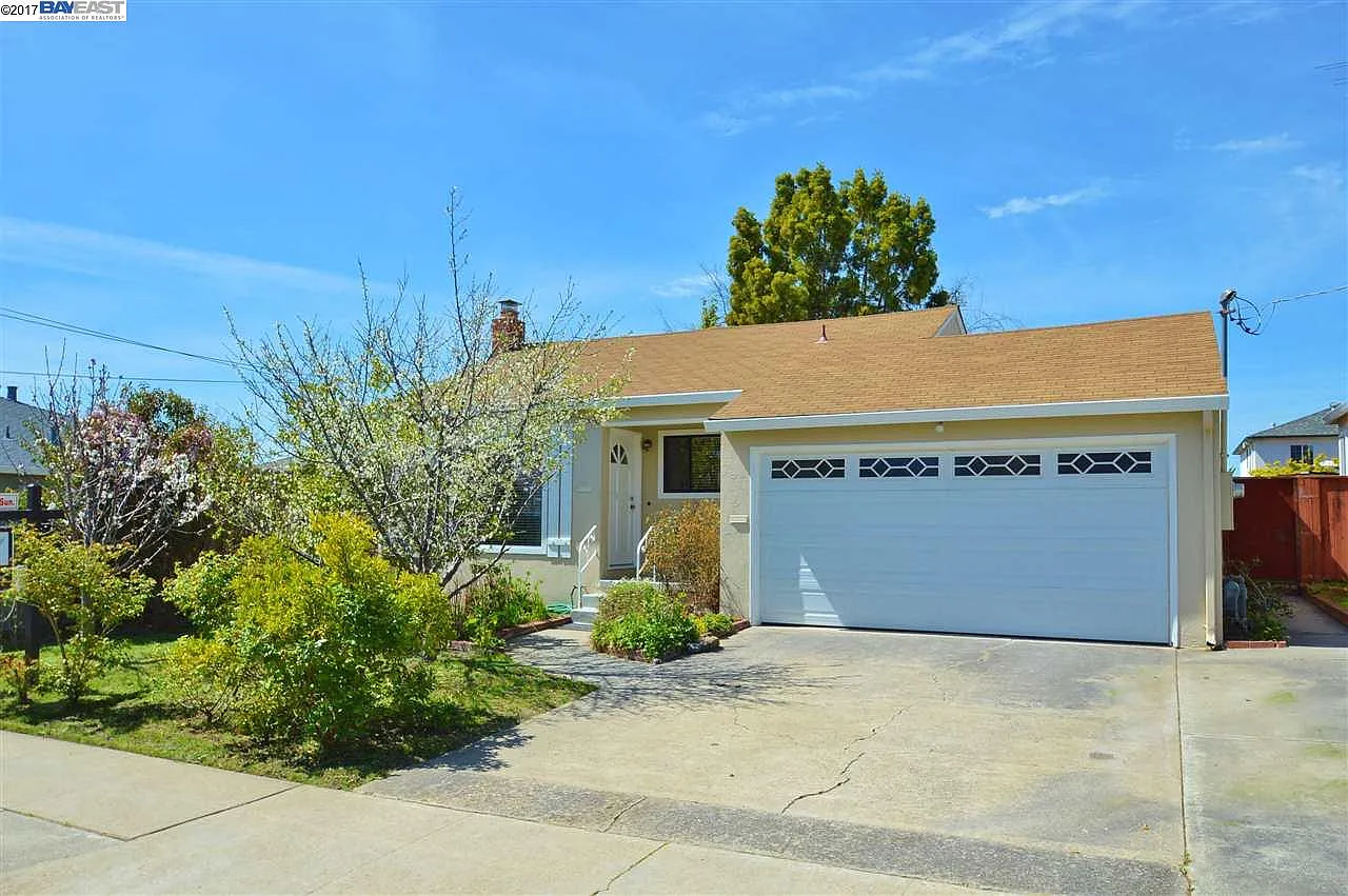 19085 Gliddon St photo 1