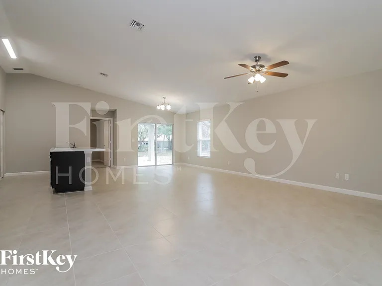 1099 Braddock Ave SE — Photo 2