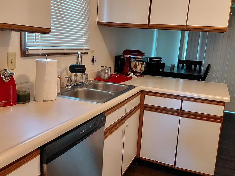 402 S Village Ct — Photo 3