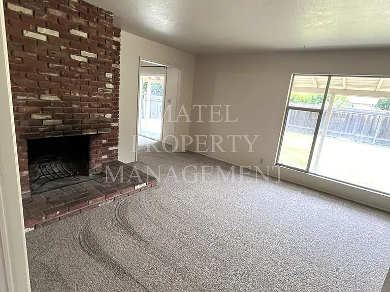 1701 Linwood Dr — Photo 2