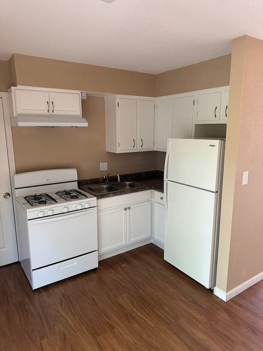 KITCHEN - 2032 Westgate Dr #8