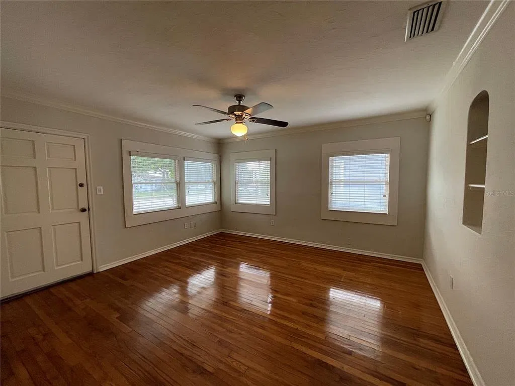 2 bed, 1.0 bath, 890 sqft, $3,360 — Photo 4