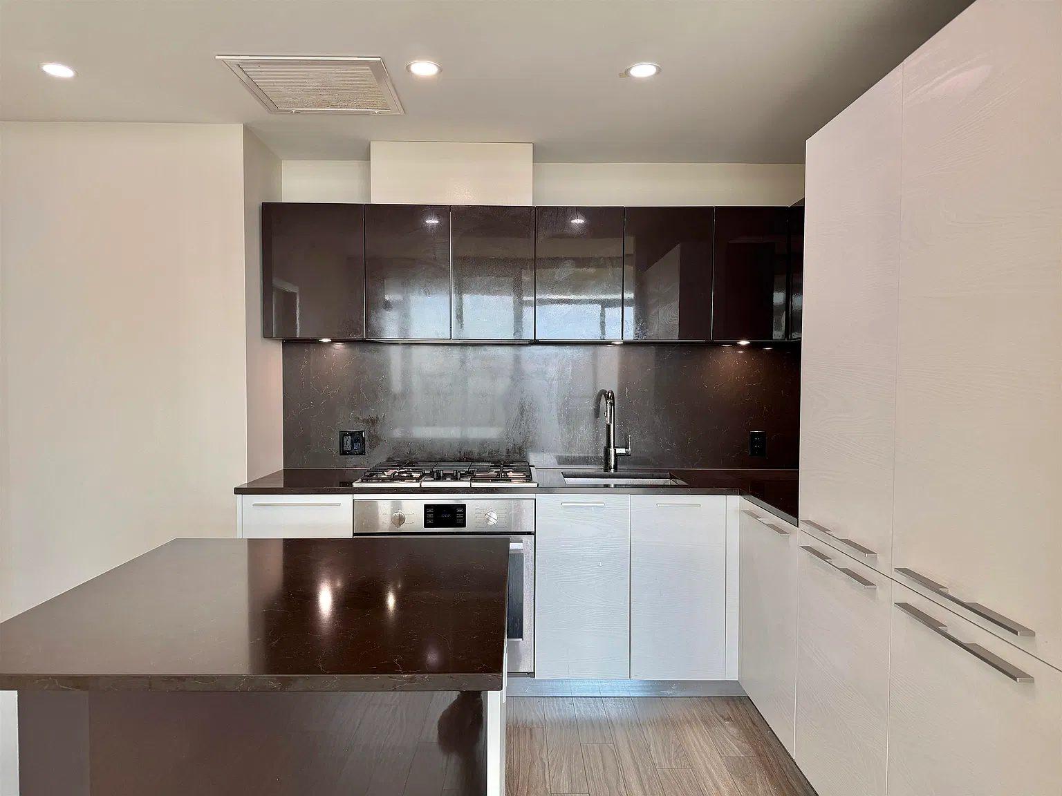 3 bed, 911 sqft, $3,500 — Photo 4