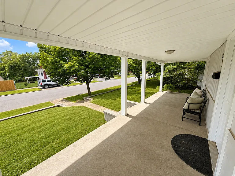 202 Lamont St — Photo 2