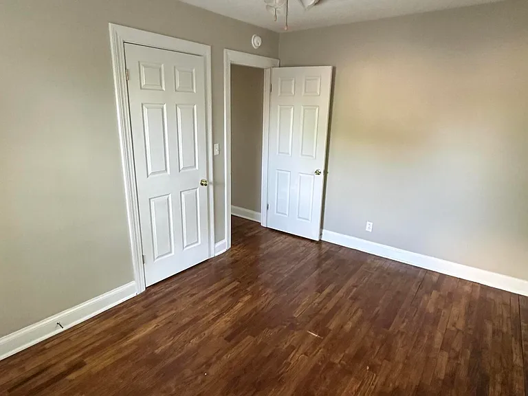 135 Willis Ave — Photo 23