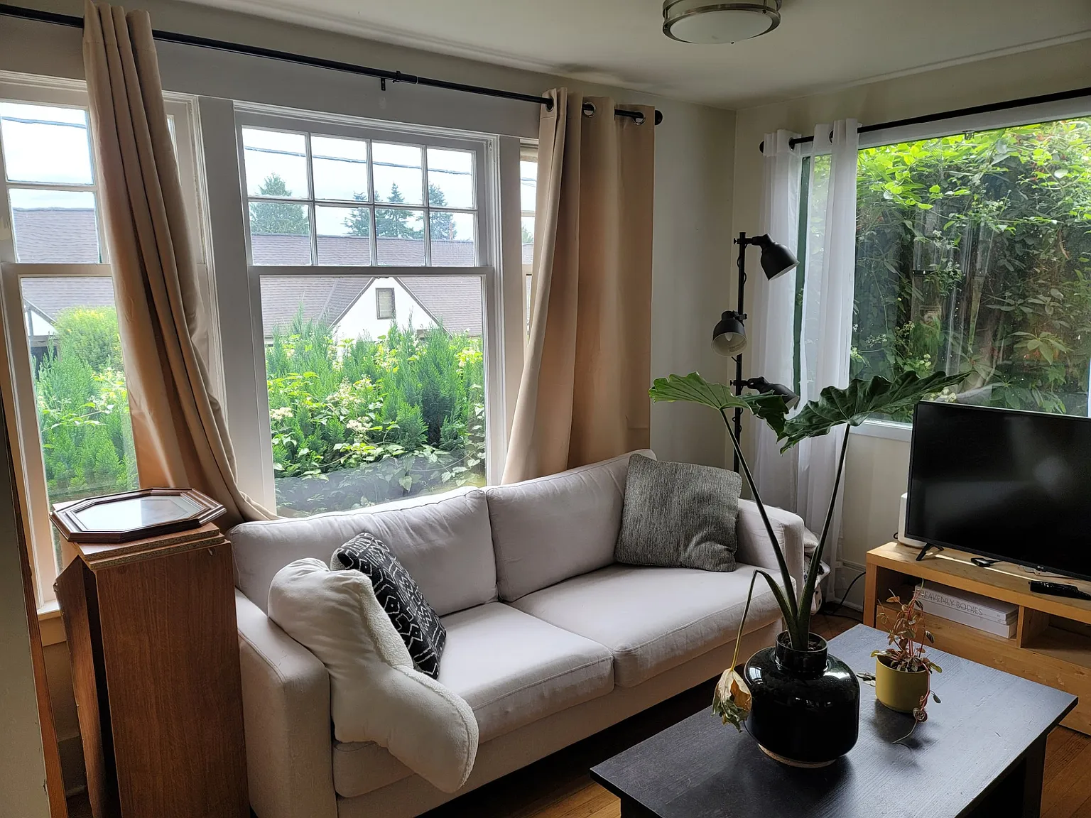 4 bed, 2970 sqft, $4,495 — Photo 2