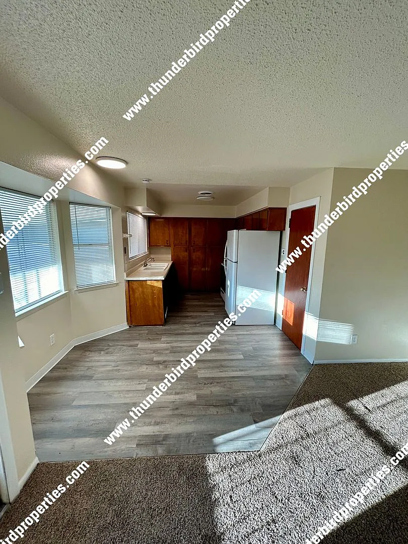 $500 off first months rent Centrally located NE location — Photo 4