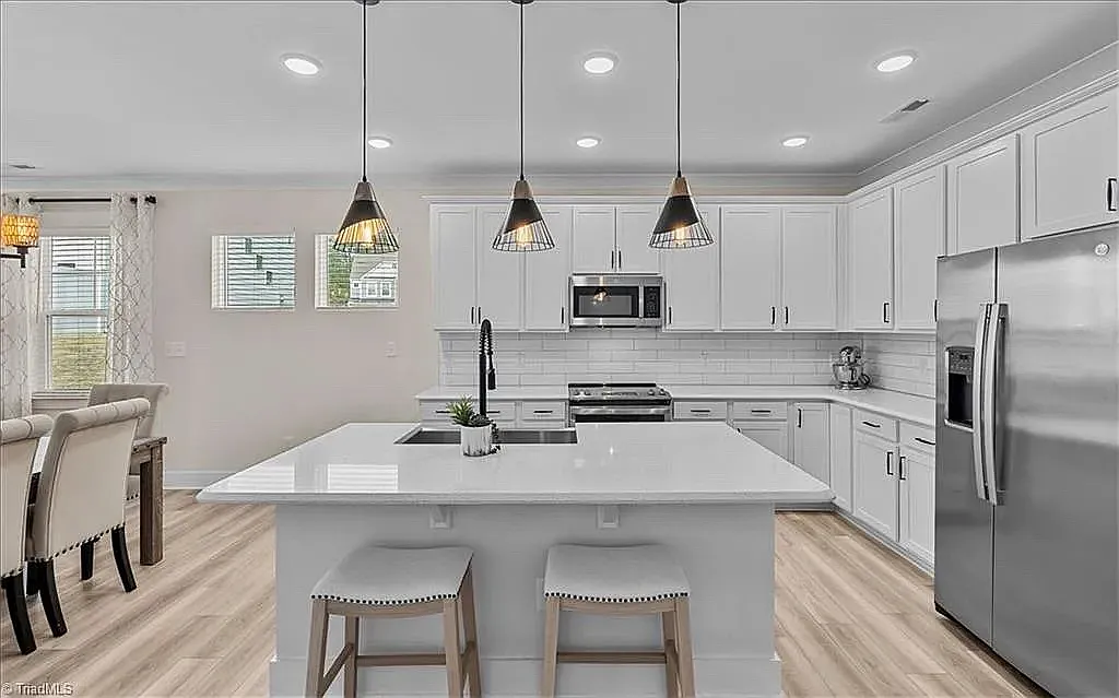 4 bed, 2.5 bath, 2479 sqft, $2,995 — Photo 4