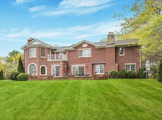 240 Chestnut Dr, Roslyn, NY 11576