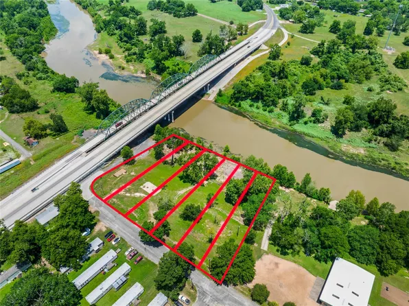 950 Robson St, Columbus, TX 78934