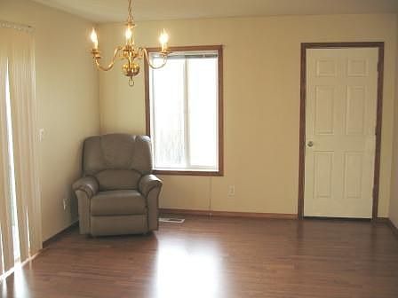 3rd image of 687 Oakwood Dr