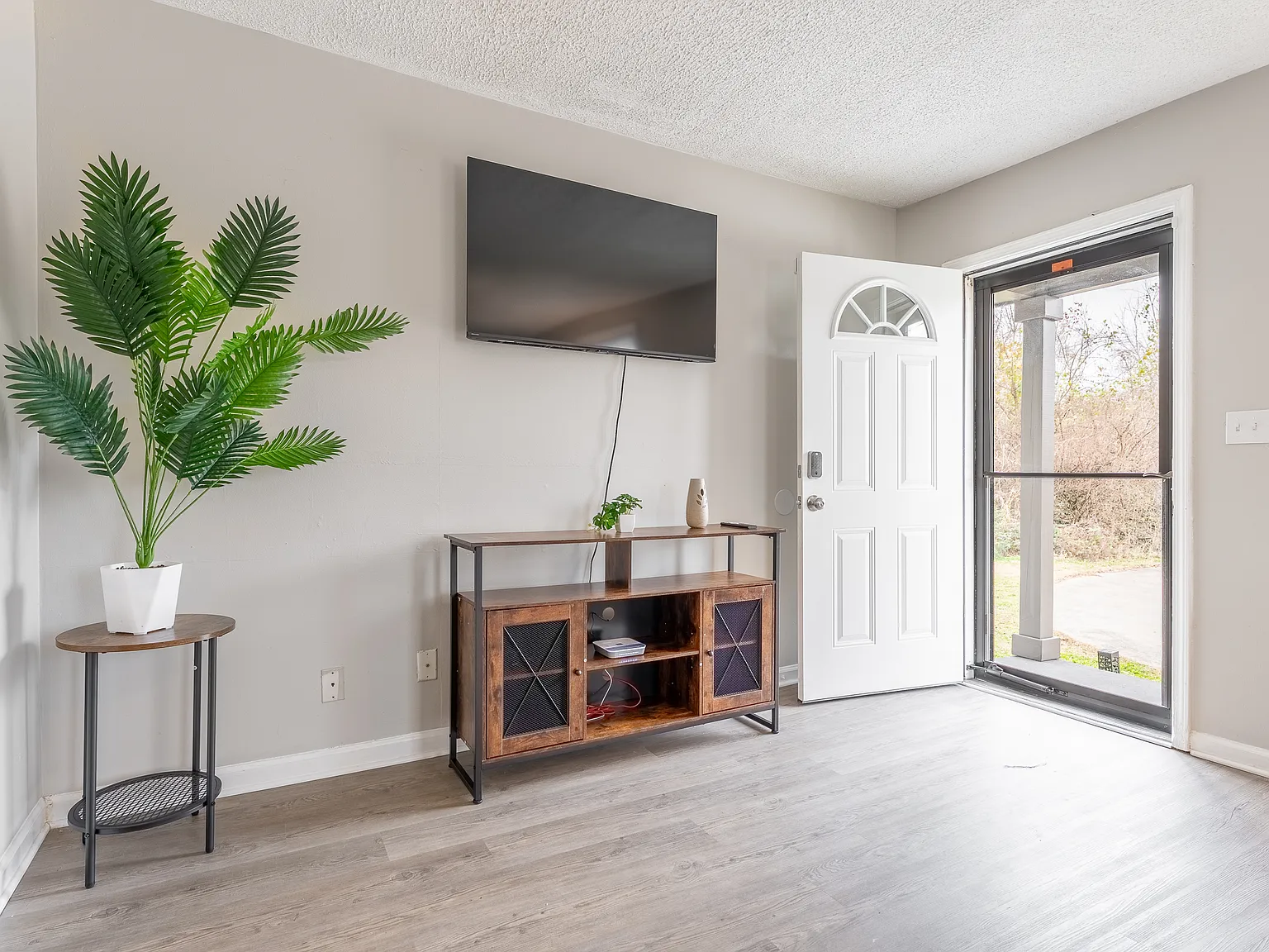 3 bed, 1855 sqft, $3,295 — Photo 3