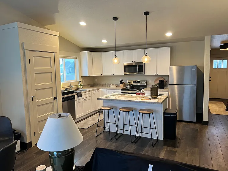 1223 Edwards Ln — Photo 3