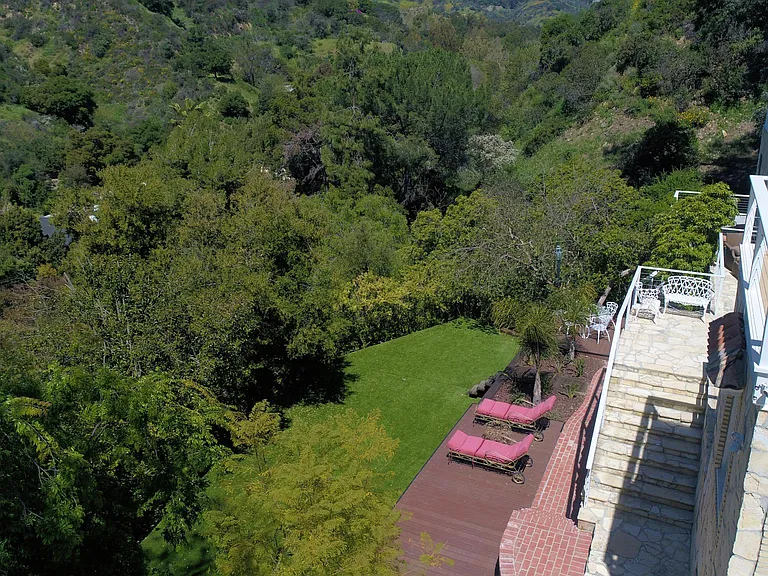2400 Benedict Canyon Dr — Photo 13