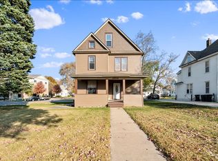 2104 College St, Cedar Falls, IA 50613