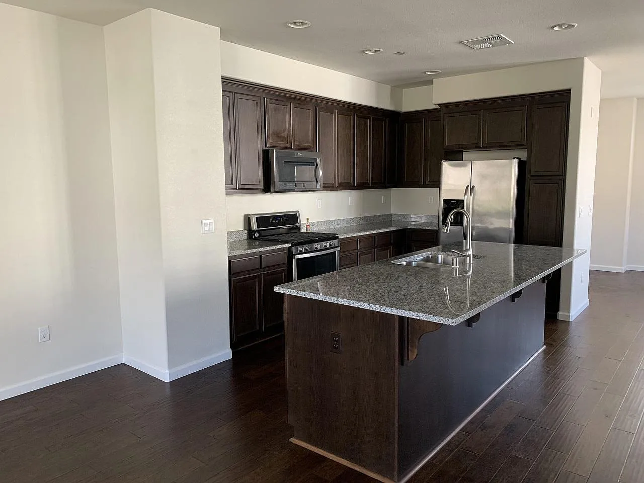 501 Jetty Dr — Photo 3