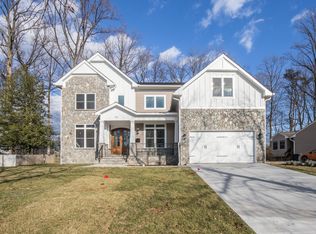 911 Cottage St SW, Vienna, VA 22180