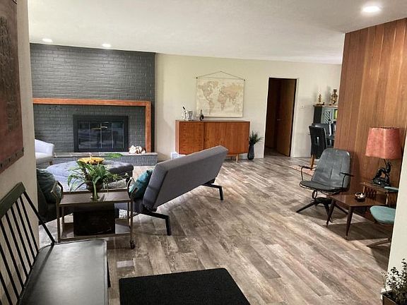 3rd image of 1423 Park Ln