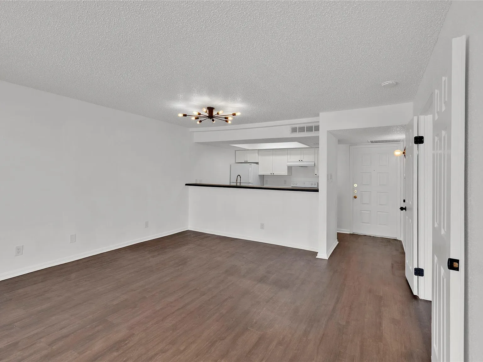 1 bed, 1.0 bath, 700 sqft, $1,050 — Photo 3