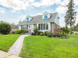 5 Rex Ct, Mineola, NY 11501