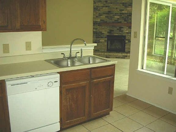 5th image of 915 Rolling Meadows Dr