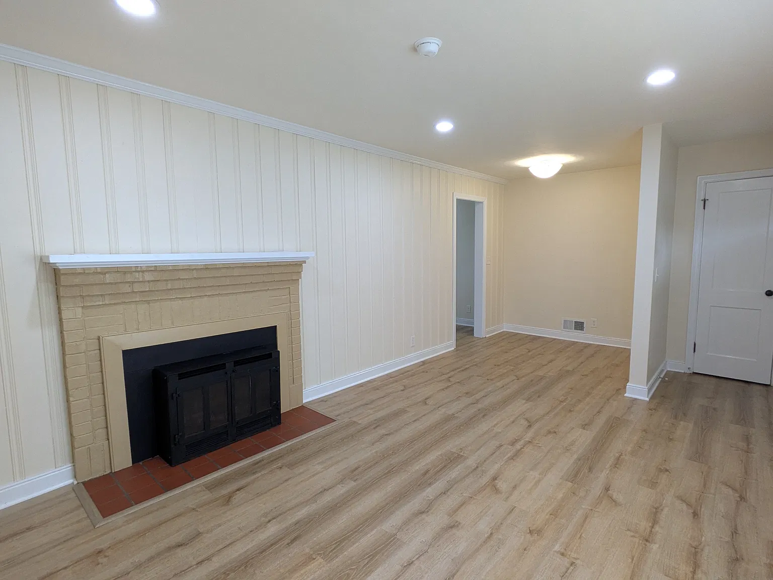 3 bed, 1050 sqft, $1,975 — Photo 2