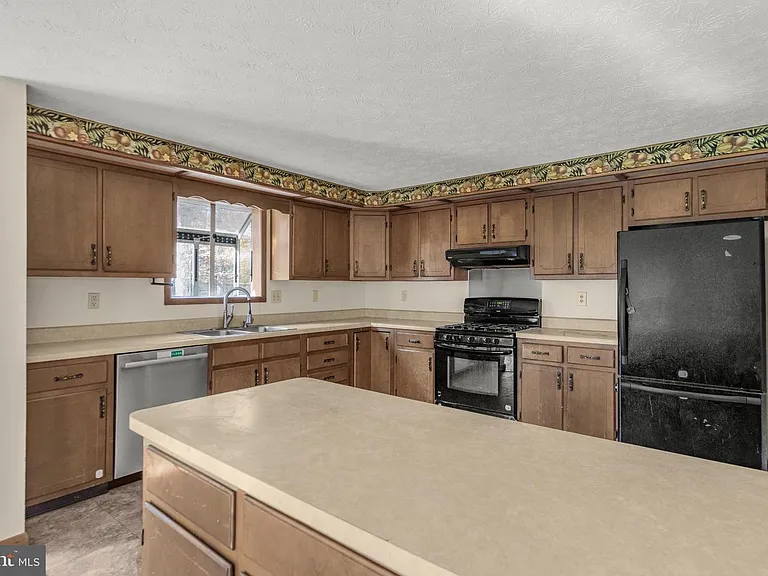 22397 Armstrong Dr — Photo 24