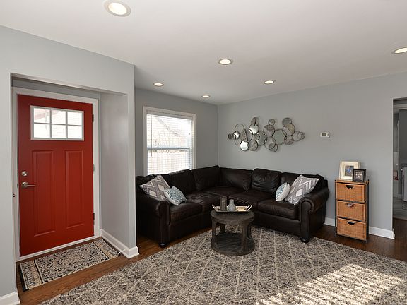 3rd image of 1302 E Crawford Ave