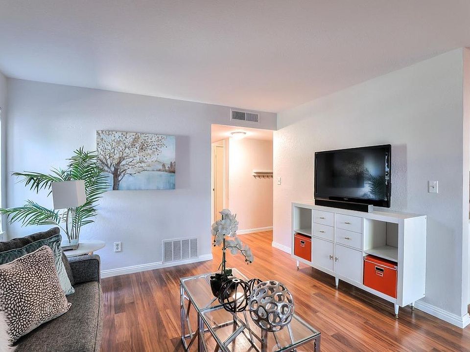 1st image of 304 Tradewinds Dr APT 1