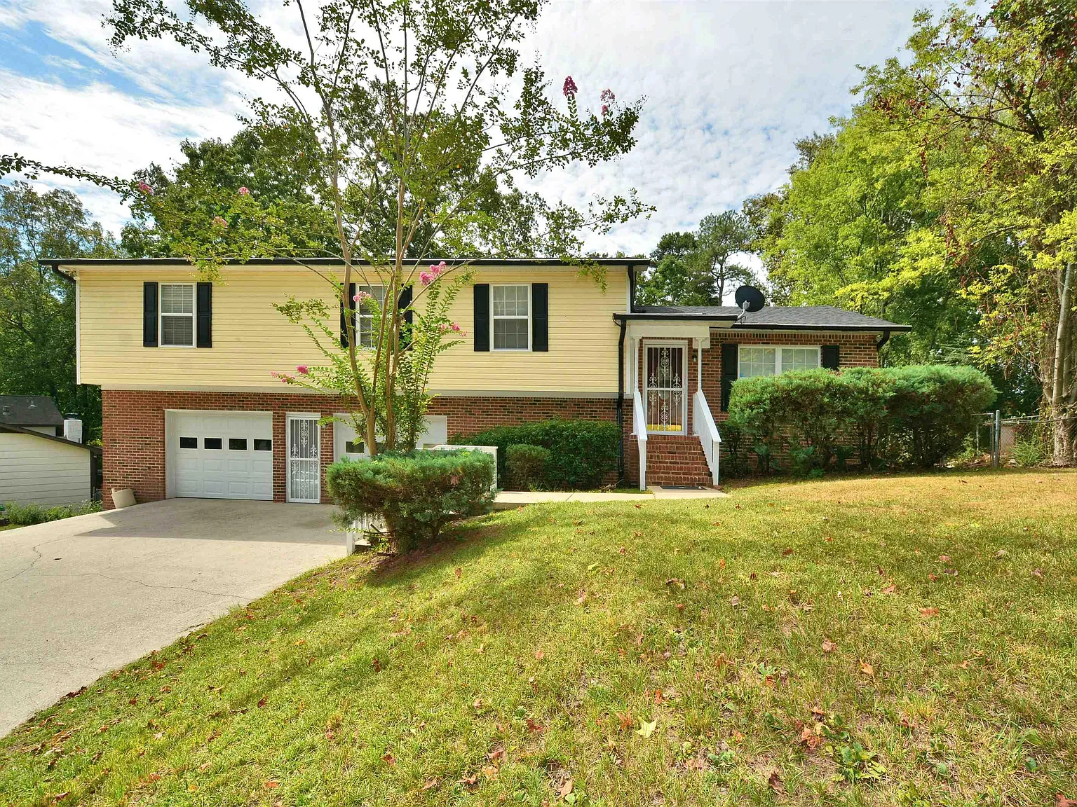5 bed, 3.0 bath, $2,300 — Photo 3