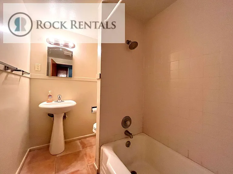 718 N Poplar St — Photo 6