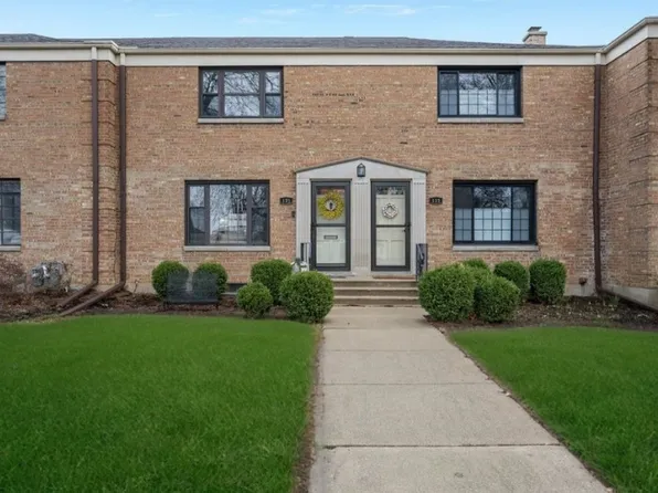 135 Fellows Ct, Elmhurst, IL 60126