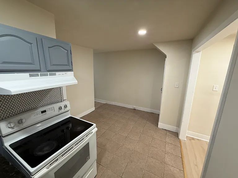 2 bed, 1.0 bath, 520 sqft, $1,300 — Photo 9