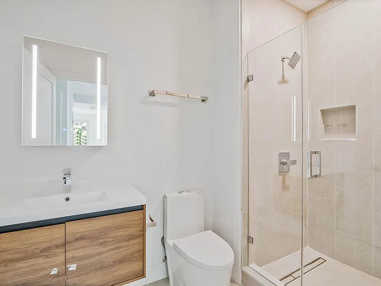 228 W Glebe Rd #201 — Photo 9