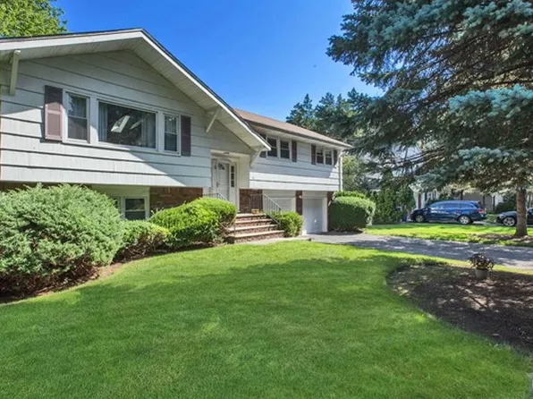 83 Columbus Dr, Tenafly, NJ 07670