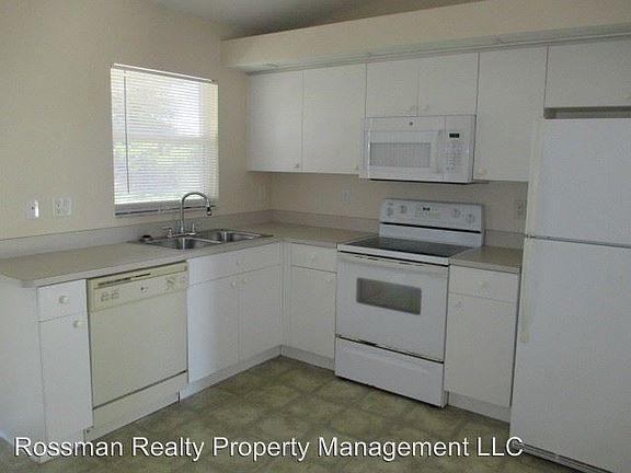 3rd image of 1222 Diplomat Pkwy E