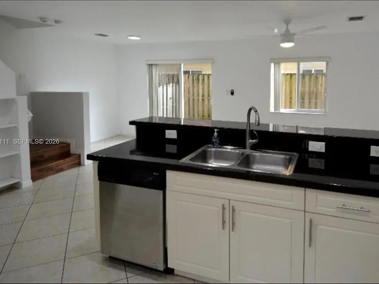 324 NE 3rd St #D — Photo 13