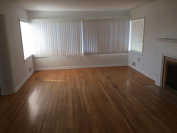 Large living room space with amazing views (which unfortunat