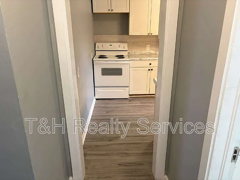 1951 N Bosart Ave — Photo 5