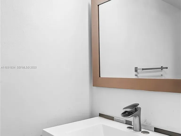 400 Leslie Dr #305 — Photo 19