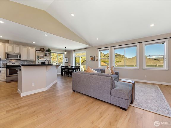 5th image of 452 Spring View Place