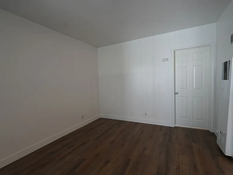 10300-10304 La Reina Ave — Photo 2