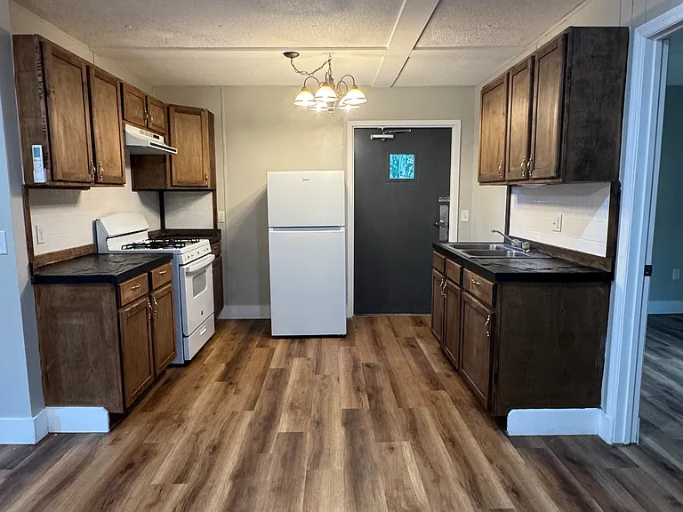 213 E Wright Ave — Photo 4