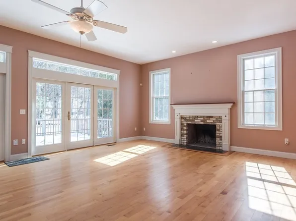 22 Mount Warner Rd, Hadley, MA 01035